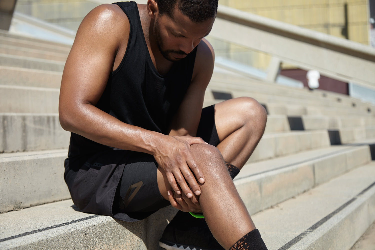 Why Do My Knees Hurt When I Walk? Common Causes and Natural Relief