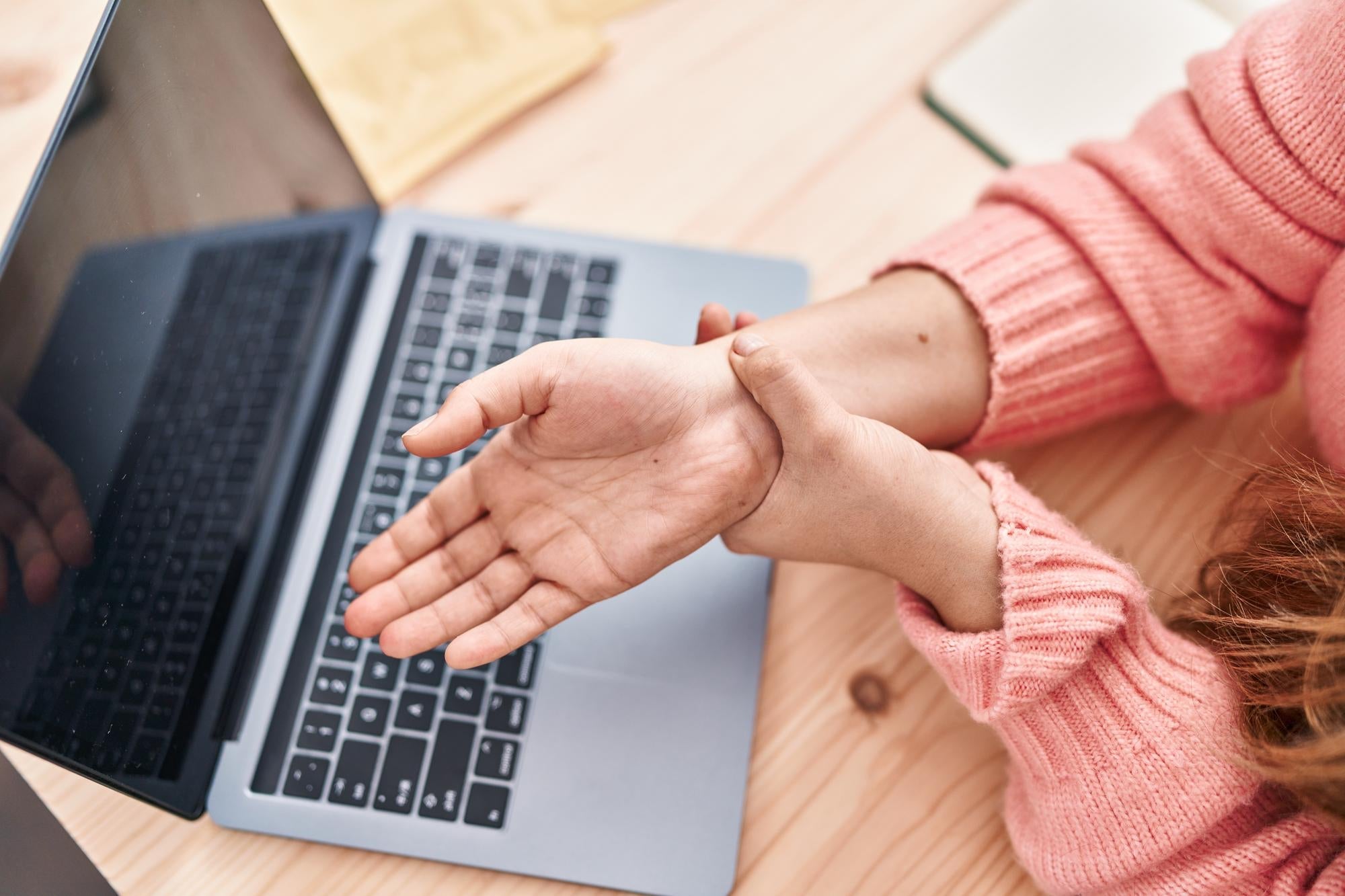 Finger Numbness and Loss of Feeling in Fingertips: Causes, Daily Habits, and How to Get Relief in your Fingers